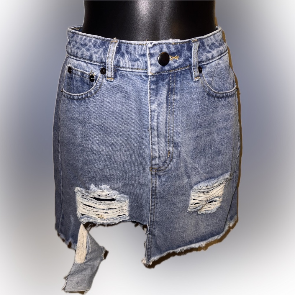 Women’s distressed skirt brand new